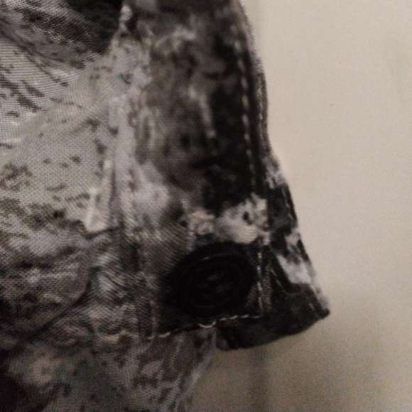 Black and white top. - Picture 3 of 3